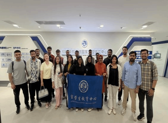 感知中国·智慧航运：大连海事大学留学生走进科研一线，探秘海事治理与绿色转型